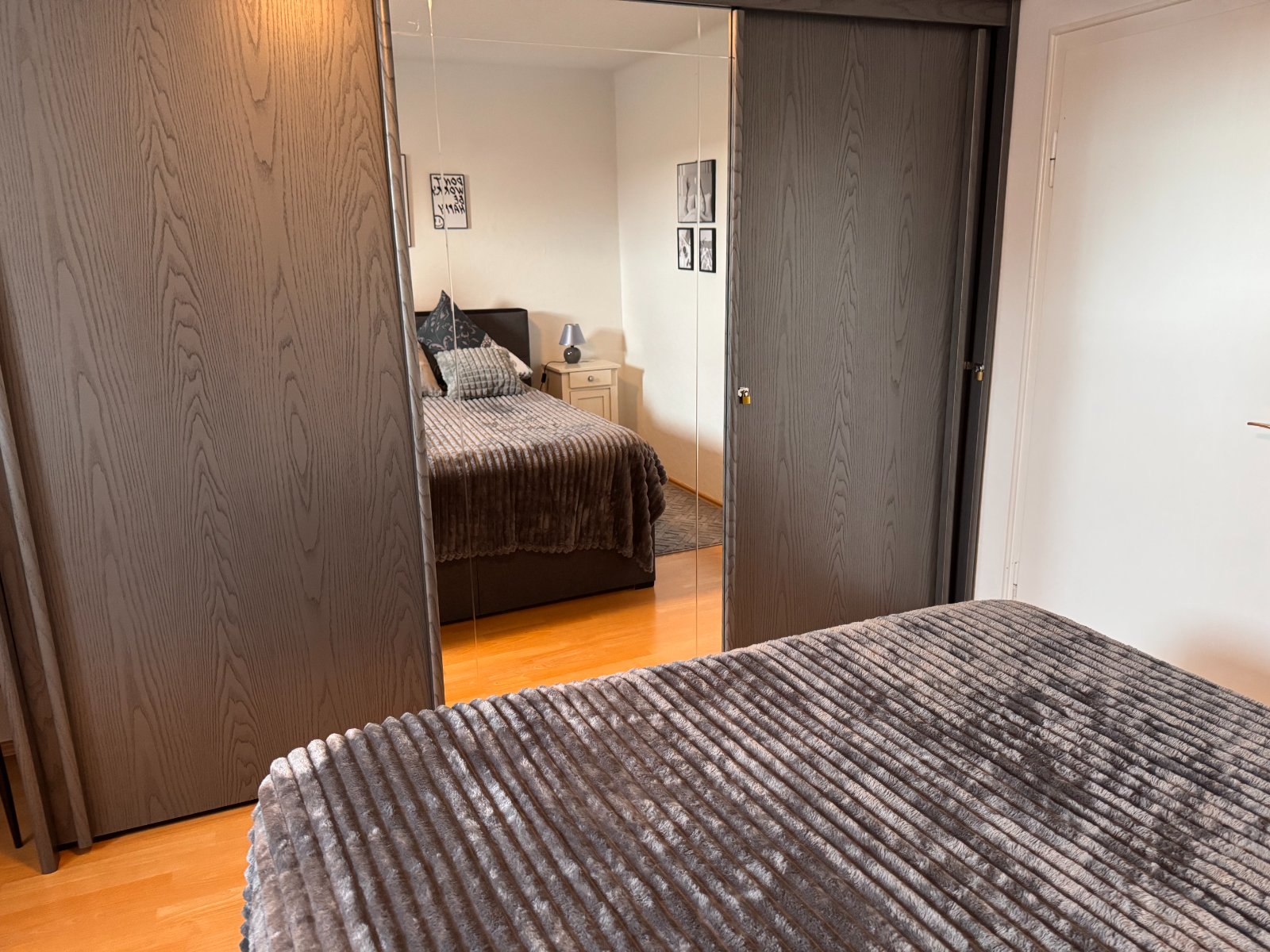 Erstes Schlafzimmer mit Doppelbett