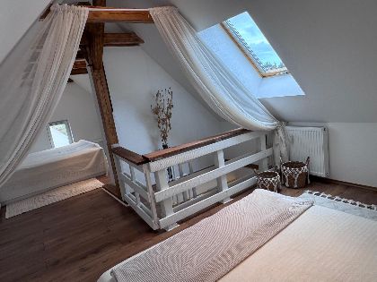 Offene Holztreppe ins Obergeschoss